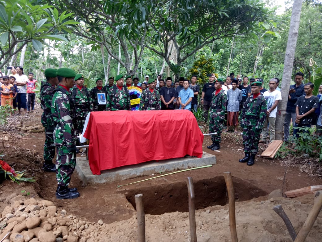 Danramil 08/Randudongkal Pimpin Upacara Persemayaman dan Pemakaman Militer Serda Anton Tri Mulyono.