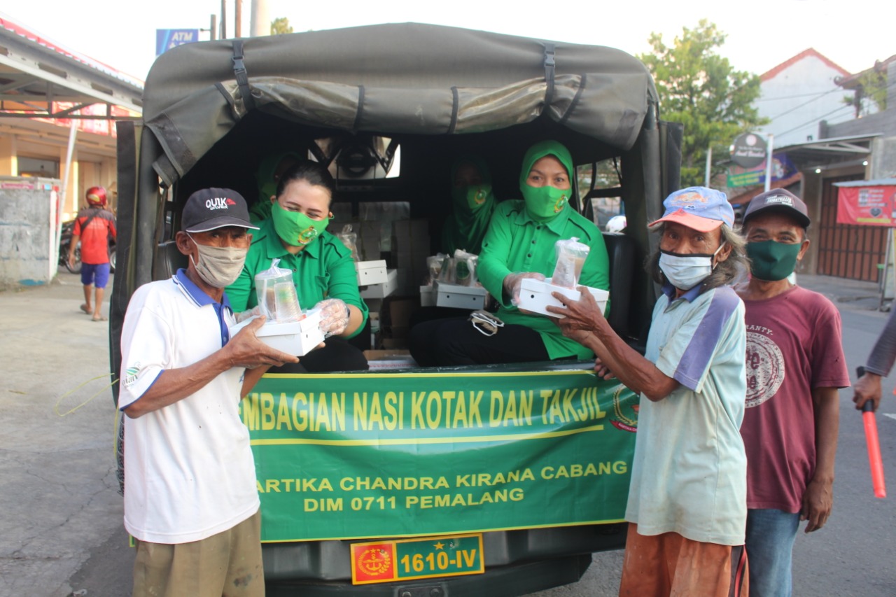 Persit KCK Cabang XXI Pemalang Bagikan Ratusan Nasi Kotak, Takjil dan Masker