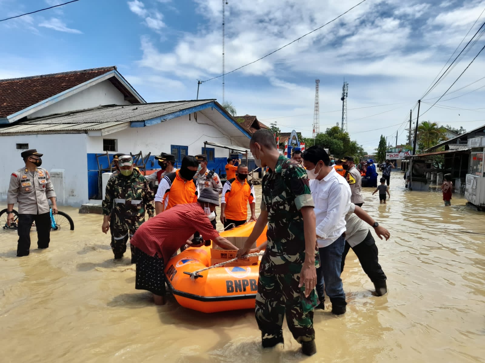 Babinsa Koramil 01/Pemalang Evakuasi Warga Banjir di desa Wanamulya