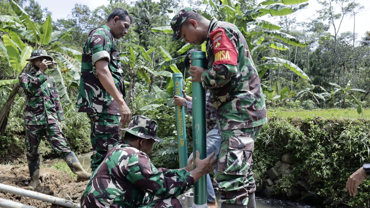 TNI Manunggal Air Kodim Pemalang Pasang Pompa Hydram di Desa Badak Belik