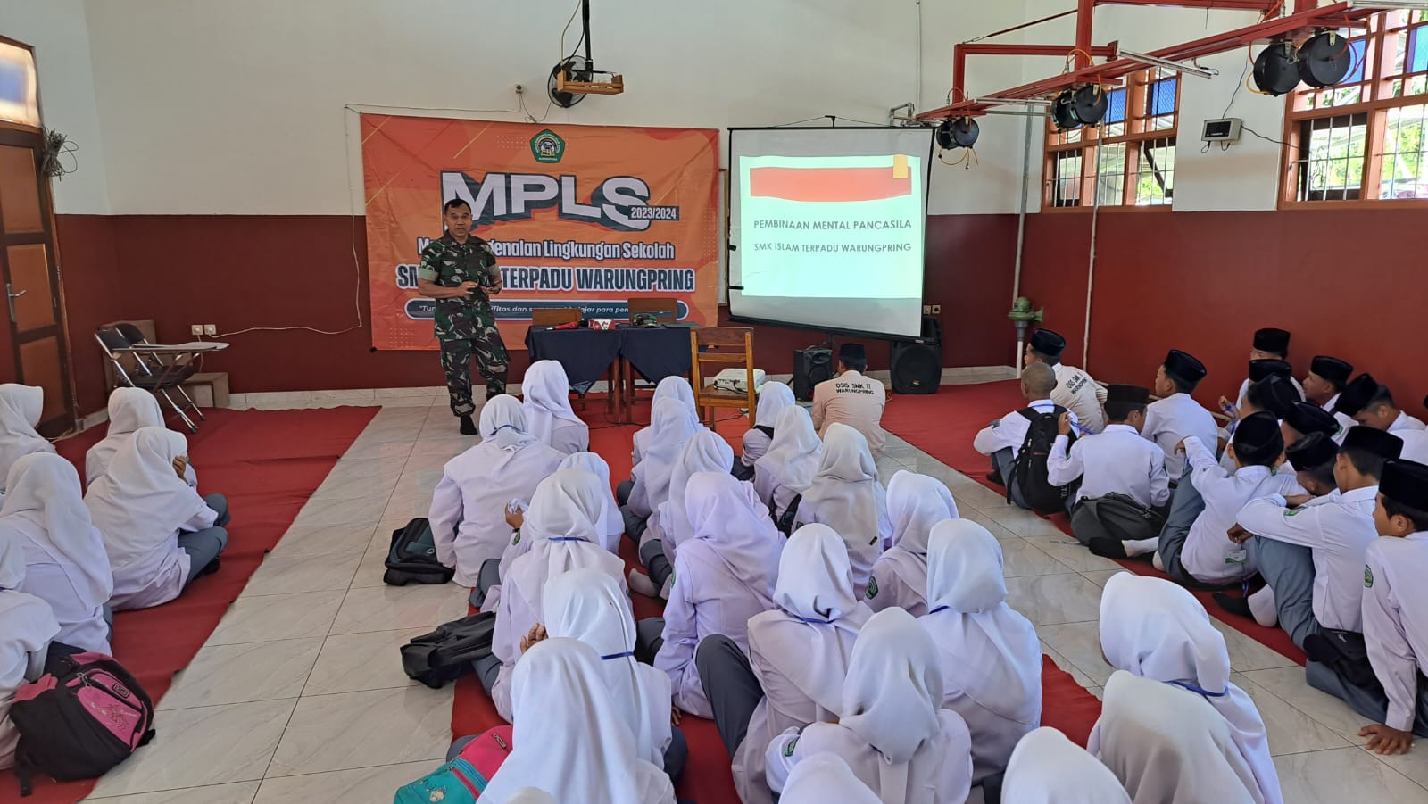 Komandan Posramil Warungpring Koramil 10/Moga Berikan Materi Wasbang Kepada Siswa SMK Islam Terpadu Al Hikmah